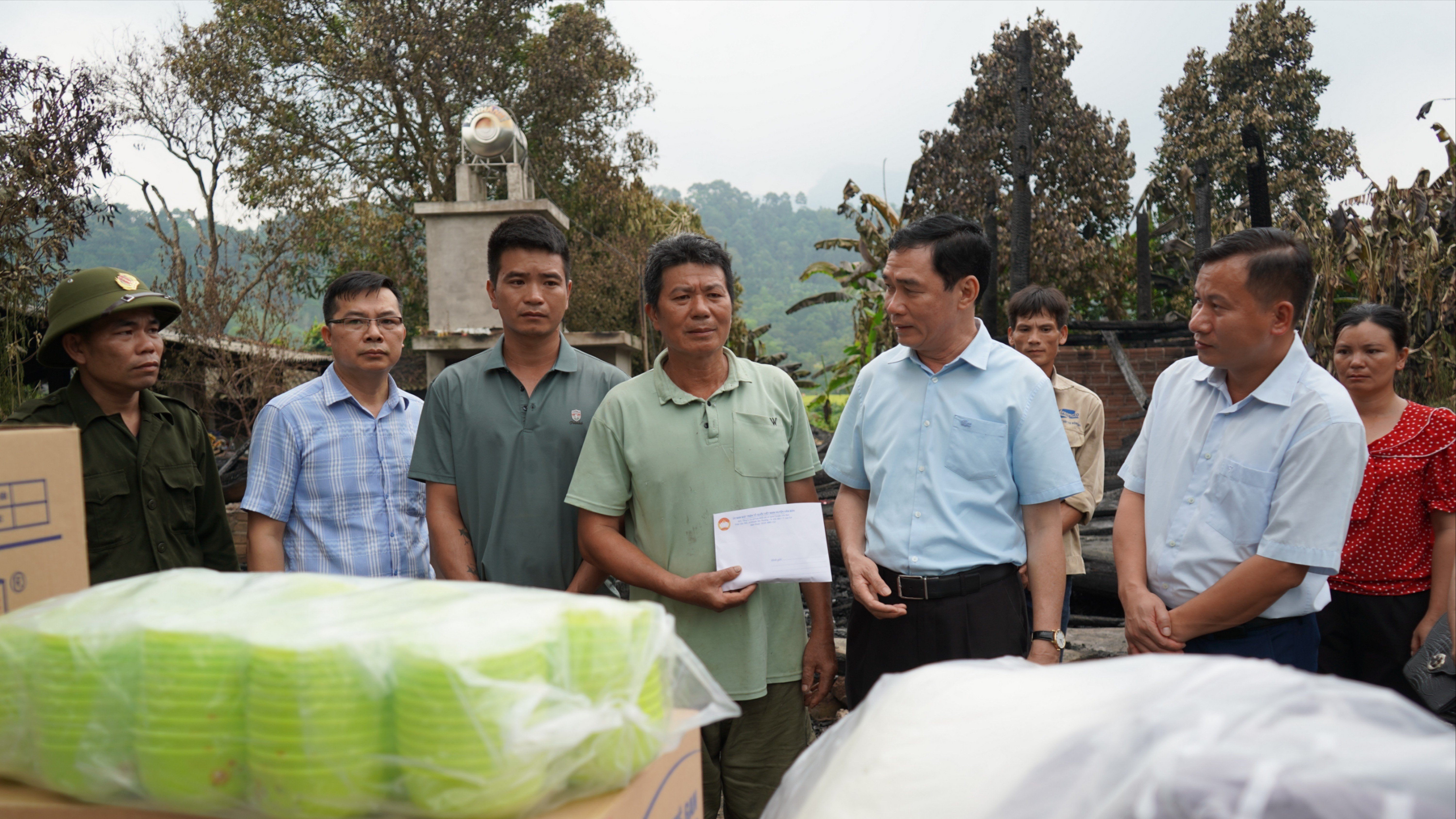 lanh-dao-huyen-van-ban-trao-tien-cuu-tro-ubmtq-tinh-cho-ong-vi-van-tuong-2032.jpg