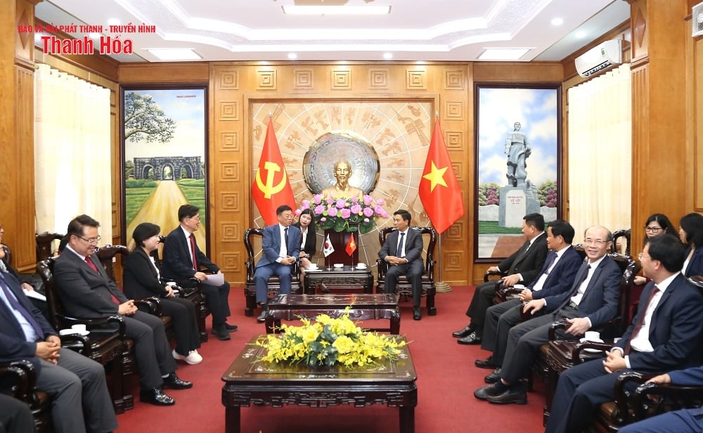 El secretario provincial del Partido, Nguyen Doan Anh, recibió al alcalde de la ciudad de Seongnam (Corea del Sur).