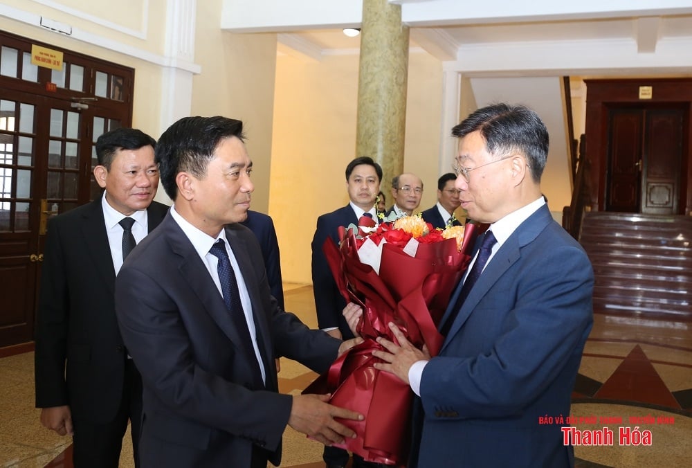 El secretario provincial del Partido, Nguyen Doan Anh, recibió al alcalde de la ciudad de Seongnam (Corea del Sur).