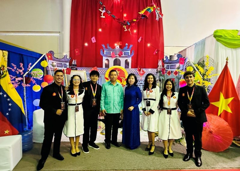 ds-vu-trung-my-va-nhom-sinh-vien-xay-dung-khong-gian-viet-nam-dat-nuoc-con-nguoi.jpg