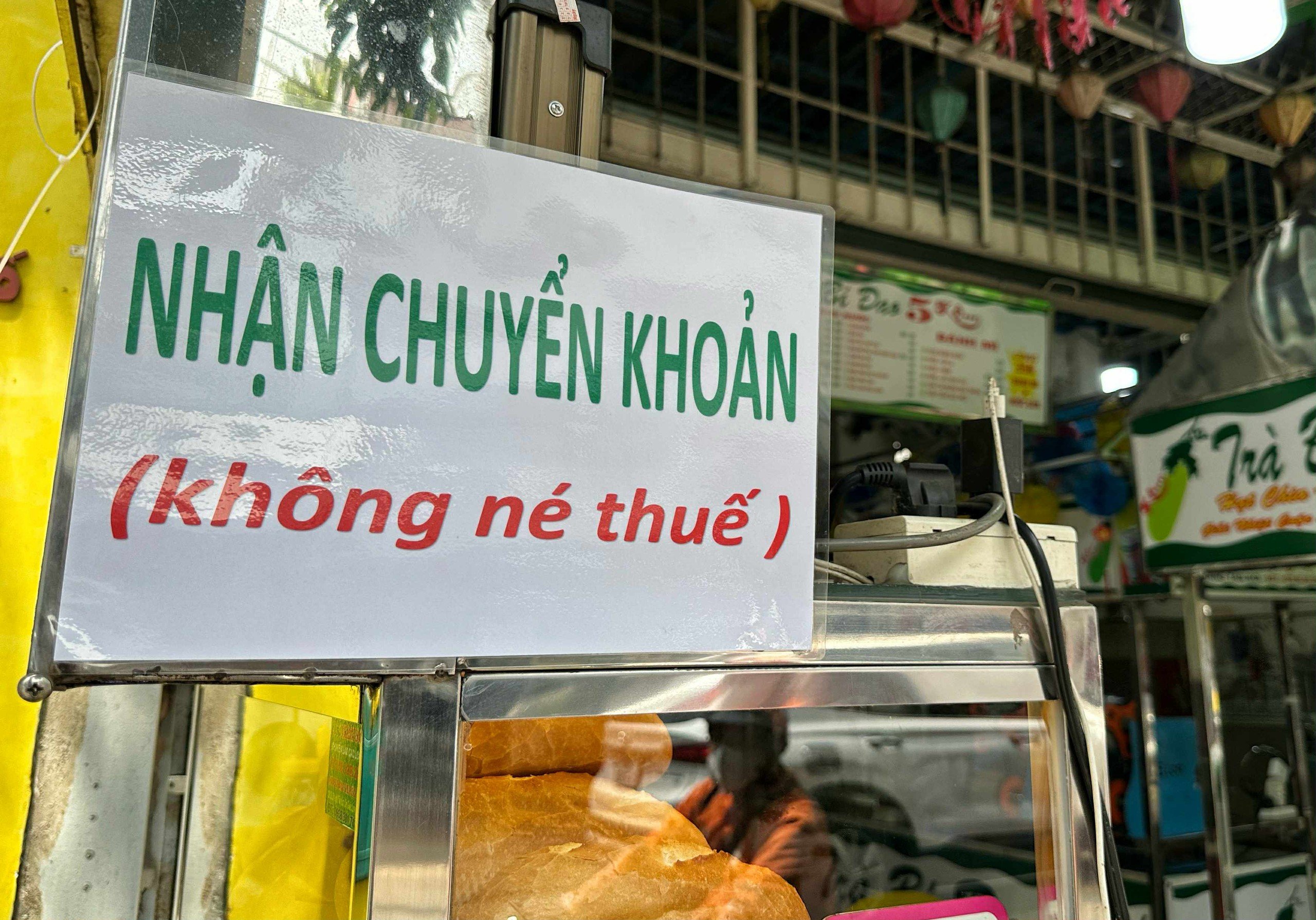 'ទទួលយកការផ្ទេរប្រាក់ គ្មានការគេចពន្ធ'៖ សេចក្តីប្រកាសពីភោជនីយដ្ឋានក្នុងទីក្រុងហូជីមិញ ធ្វើឱ្យមានការរំភើបចិត្ត - រូបថត ៤.
