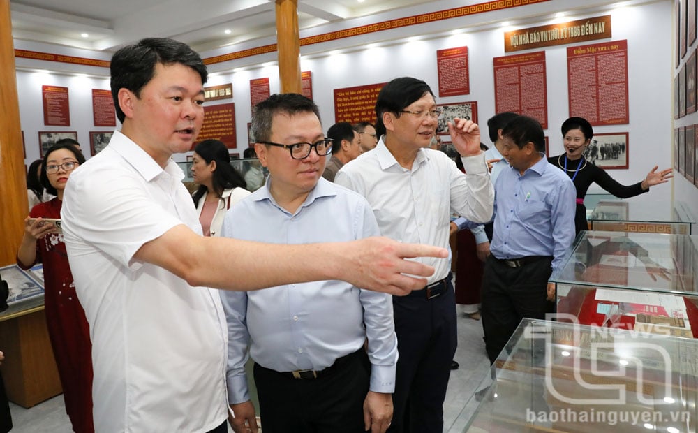 Các đại biểu tham quan Nhà trưng bày của Hội Nhà báo Việt Nam, nơi lưu giữ những kỷ vật, bức ảnh về các hoạt động quan trọng của lãnh đạo Hội qua các thời kỳ từ khi thành lập đến nay.