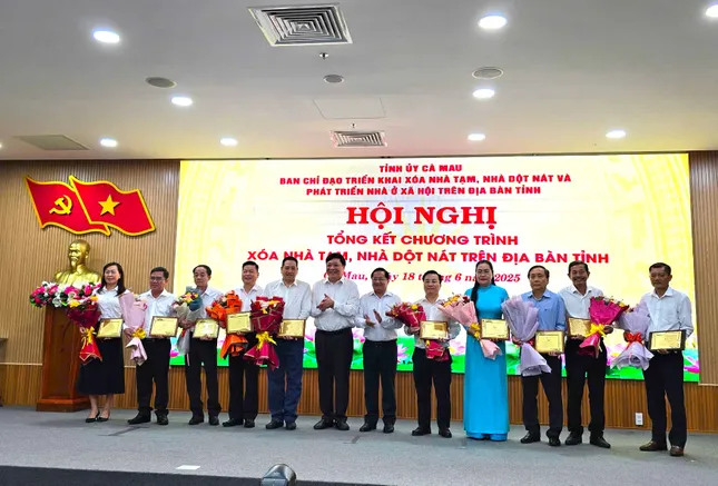 លុប​ចោល​ផ្ទះ​បណ្ដោះ​អាសន្ន​ដែល​ខូច​ខាត​ចំនួន​៤៤០០​ខ្នង​ផ្តល់​ឱកាស​ដល់​ជន​ក្រីក្រ​នៅ​ខេត្ត​Ca Mau ងើប​ឡើង​រូបថត​១