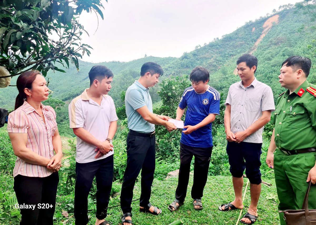 ថ្នាក់ដឹកនាំឃុំ Dong Tien បានចុះសួរសុខទុក្ខ លើកទឹកចិត្ត និងផ្តល់ថវិកាឧបត្ថម្ភដល់គ្រួសារលោកស្រី Hoang Thi P. - ជនរងគ្រោះដែលត្រូវបានជន់លិចដោយទឹកជំនន់ (រូបថត៖ Chi Cuong)។