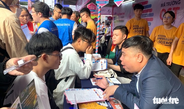 Trường đại học Khoa học tự nhiên TP.HCM ‘quay xe’ không thu, hoàn trả phí tuyển sinh - Ảnh 1.