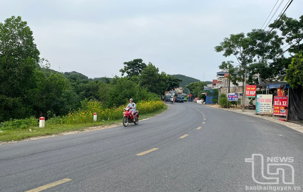 Tuyến đường tỉnh 261 đoạn qua thị trấn Quân Chu.