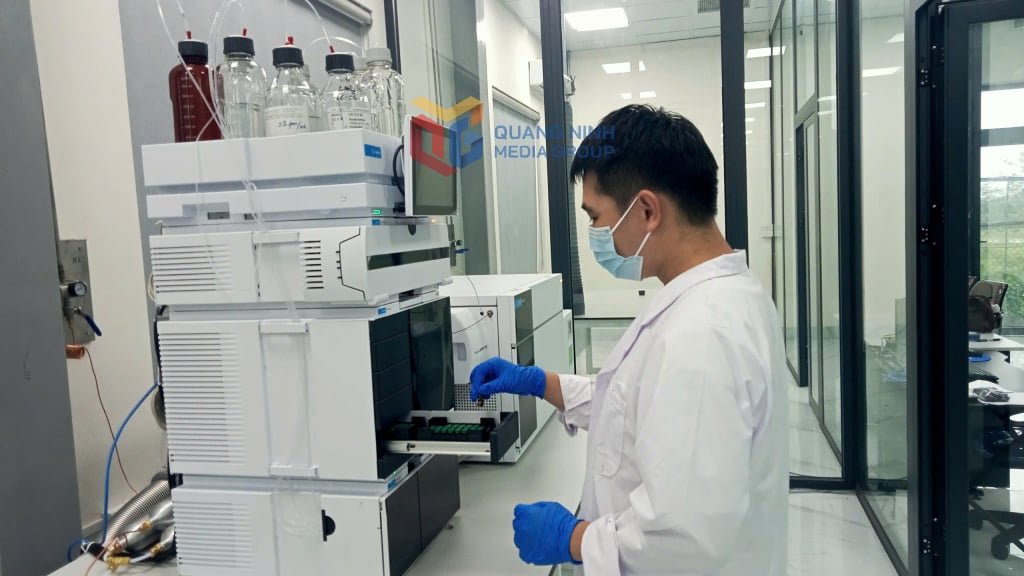 Pruebas de contenido de oro en el laboratorio agrícola, forestal y pesquero del puesto de control aduanero de la puerta fronteriza de Bac Luan II