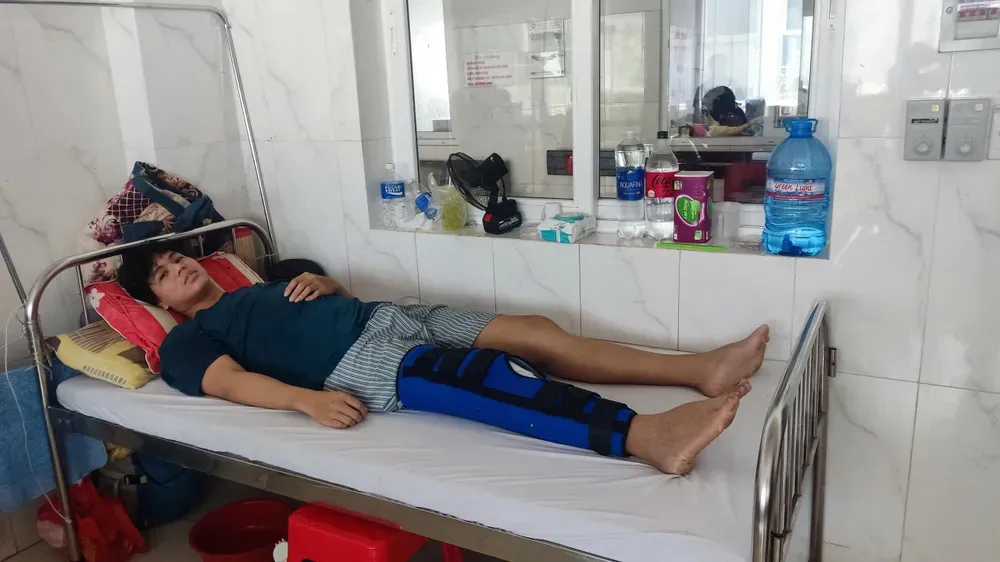SGGP Newspaper donates 28 million VND to support orphaned male student who had an accident