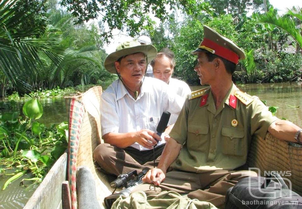 Tác giả - Nhà báo Phan Hữu Minh (bên trái) trong một chuyến tác nghiệp tại cơ sở.