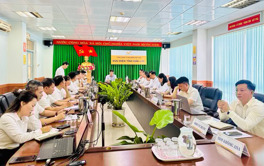 doan-cong-tac-cua-tong-cong-ty-buu-dien-viet-nam-lam-viec-voi-buu-dien-tinh-dak-lak.jpg