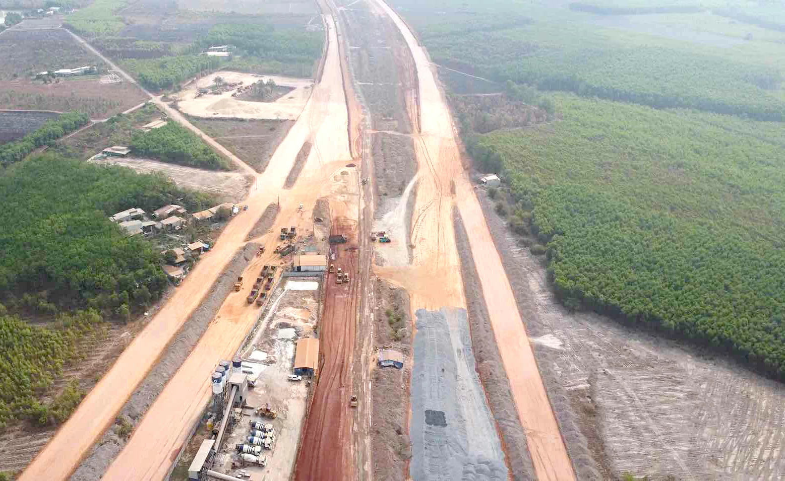 Reclaiming more than 82 hectares of land for the northern connecting road to Long Thanh Airport