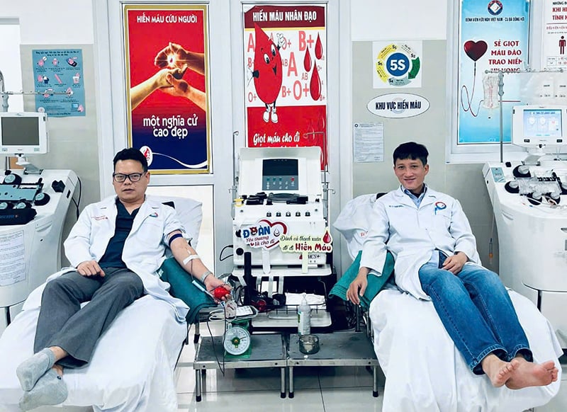 En tiempos de grave escasez de sangre, el personal médico del Hospital de la Amistad Vietnam-Cuba en Dong Hoi participó activamente en la donación de sangre.