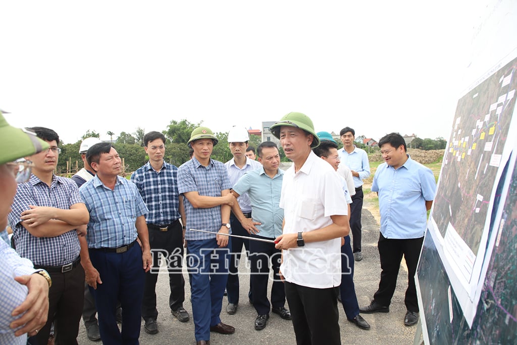 Phó Chủ tịch UBND tỉnh Nguyễn Hùng Nam chỉ đạo tại buổi kiểm tra