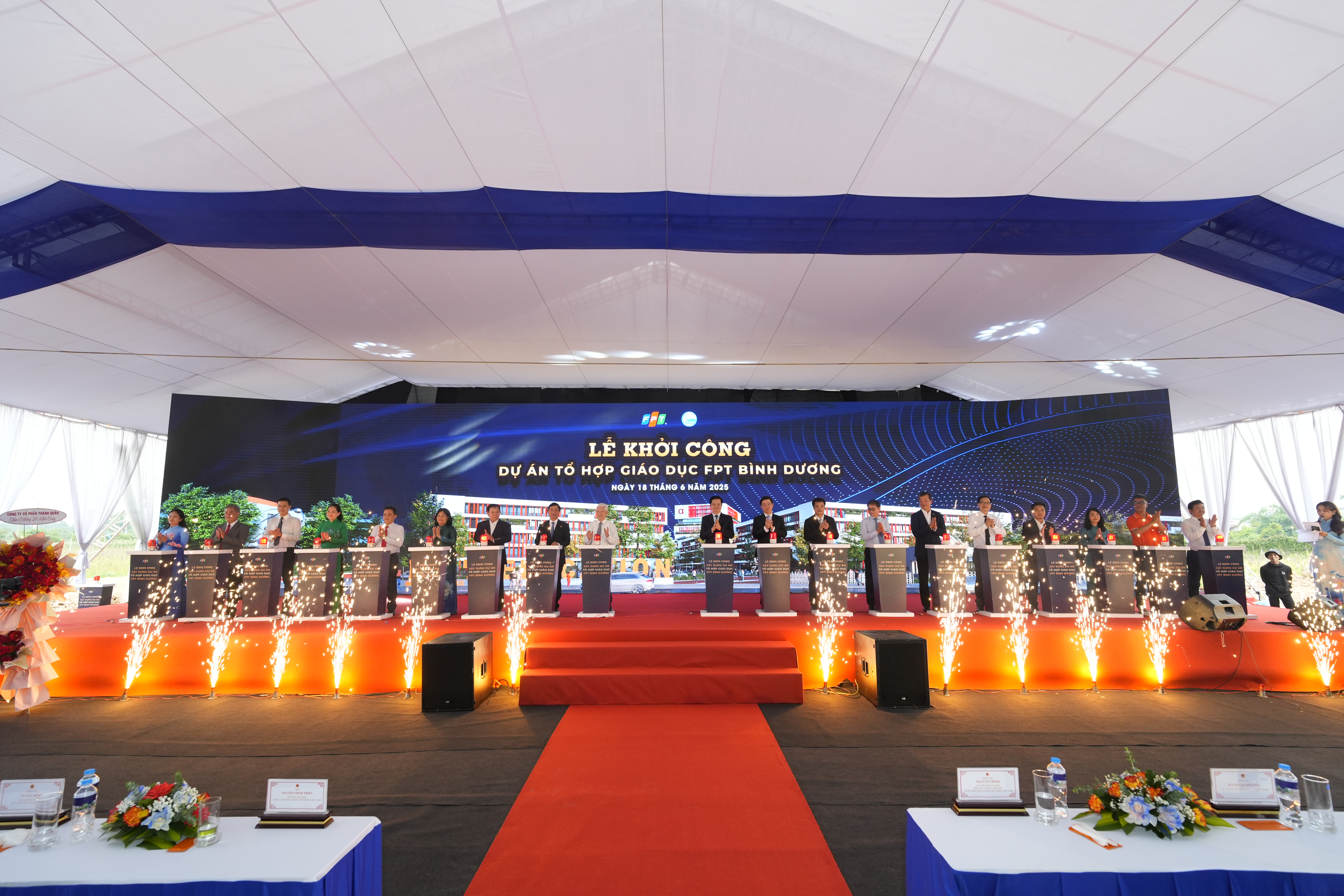 Phó Thủ tướng Mai Văn Chính và các đại biểu thực hiện nghi thức khởi công công trình Tổ hợp Giáo dục FPT Bình Dương