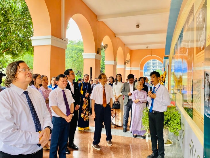 Chủ tịch Hồ Chí Minh - Ảnh 1.