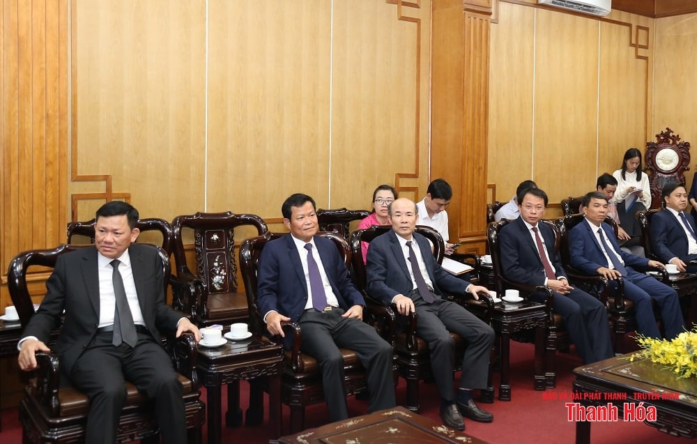 El secretario provincial del Partido, Nguyen Doan Anh, recibió al alcalde de la ciudad de Seongnam (Corea del Sur).
