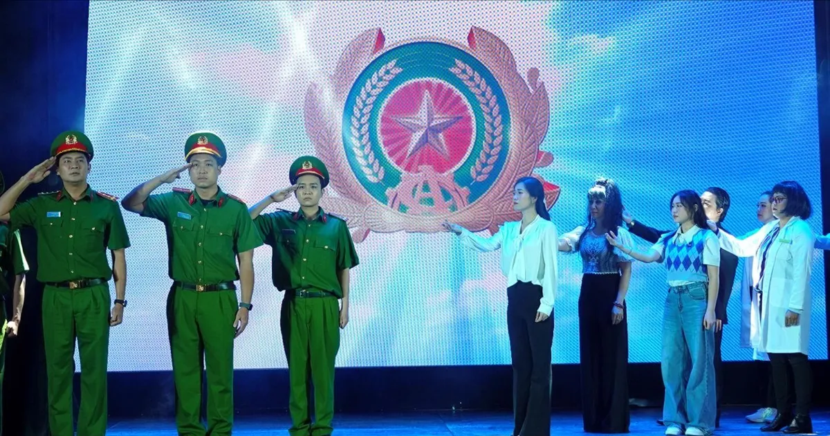 រោង​មហោស្រព​ទីក្រុង​ហូជីមិញ៖ ប្រធានបទ​មន្ត្រី​ប៉ូលិស​កំពុង​រីក​រាយ