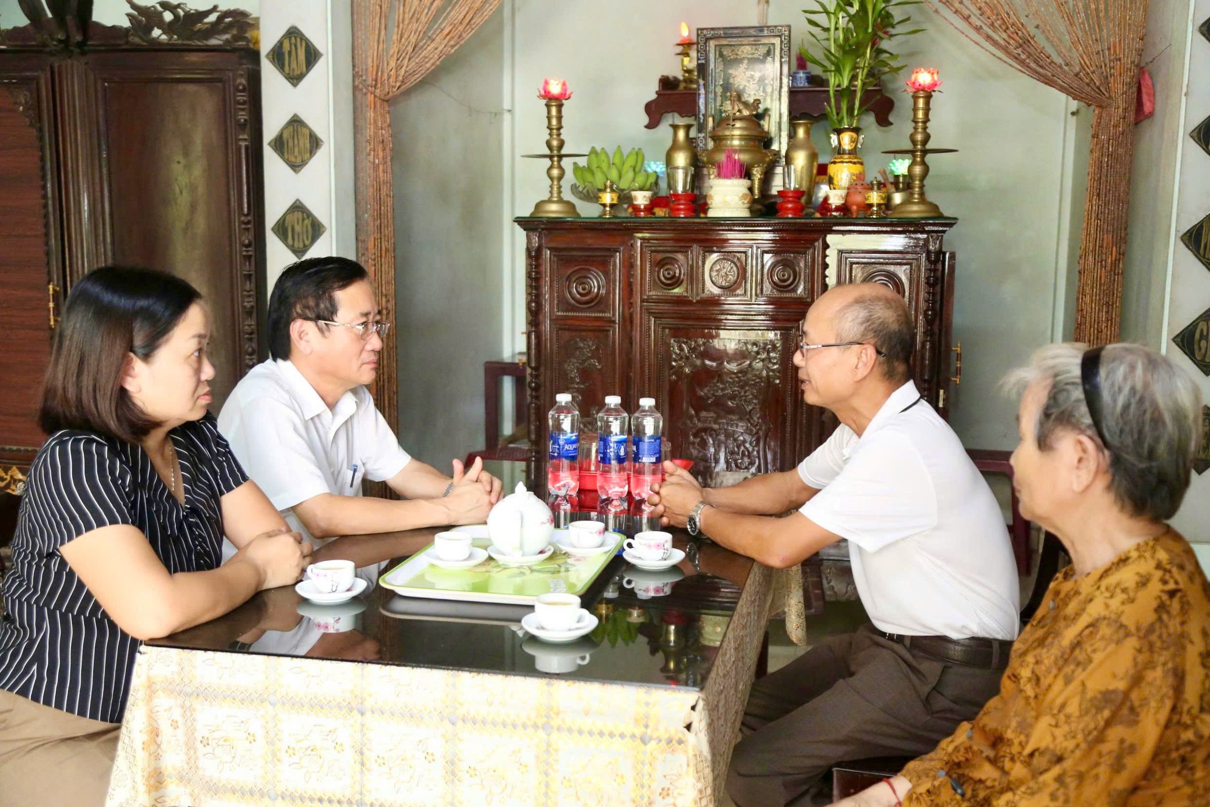 Trưởng Ban Tuyên giáo và Dân vận Tỉnh ủy Hồ Đại Nam thăm CLB Phóng viên Thường trú tại Quảng Trị và thân nhân các nhà báo liệt sĩ