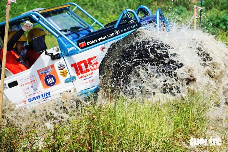 Xe địa hình vượt dốc, lội nước trên bãi biển Nha Trang - Ảnh 4.