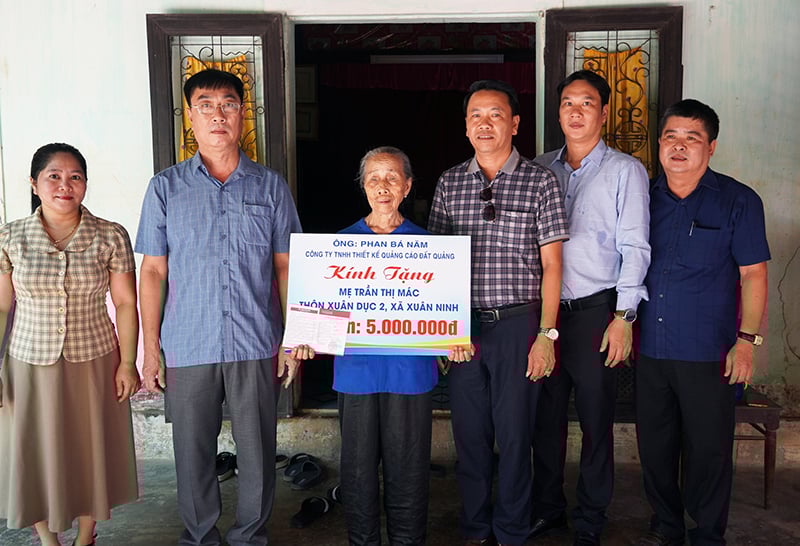 Leaders of Quang Ninh District People's Committee and benefactors presented savings books to Ms. Tran Thi Mac.
