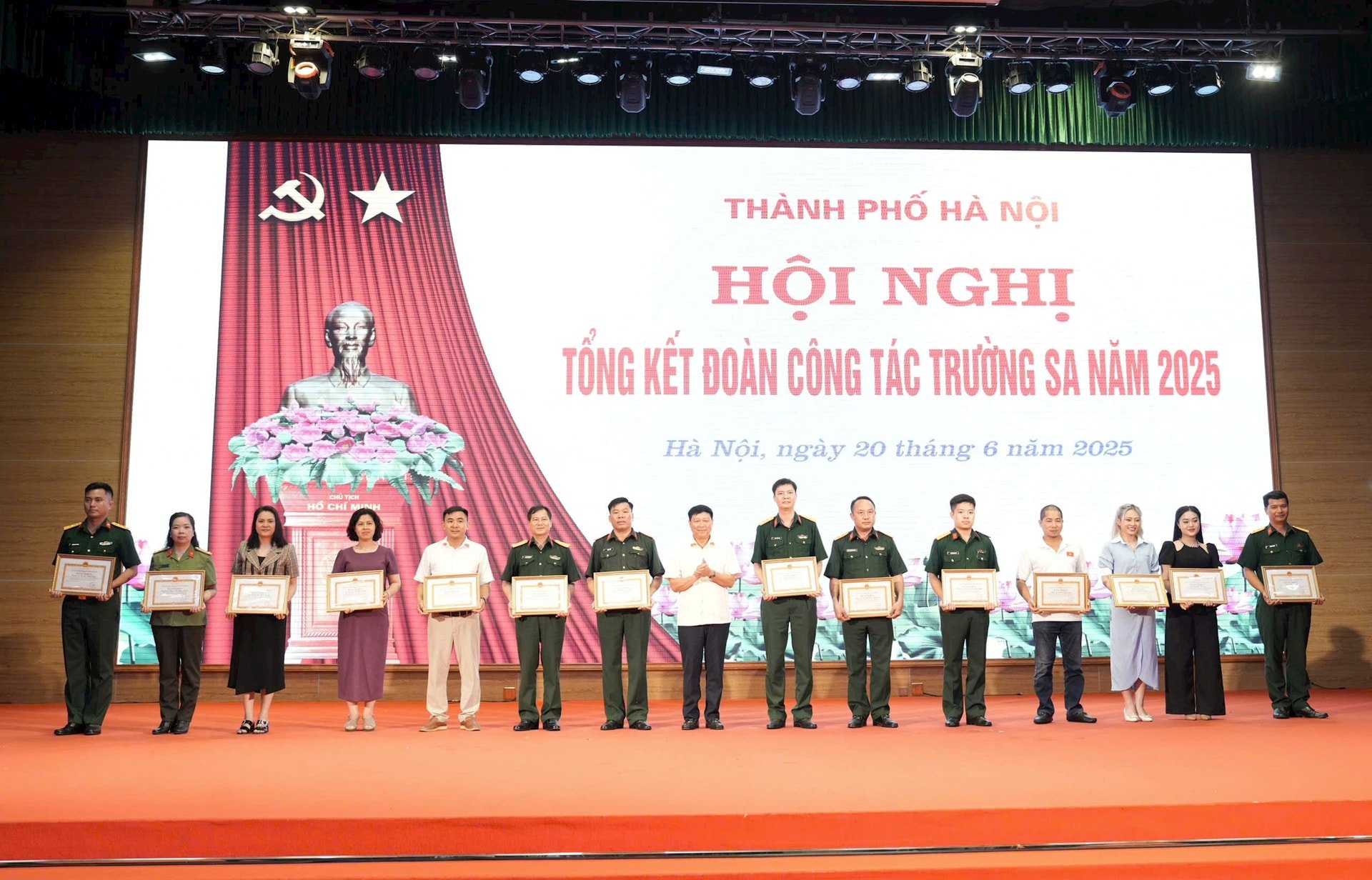 dc-pham-anh-tuan-trao.jpg