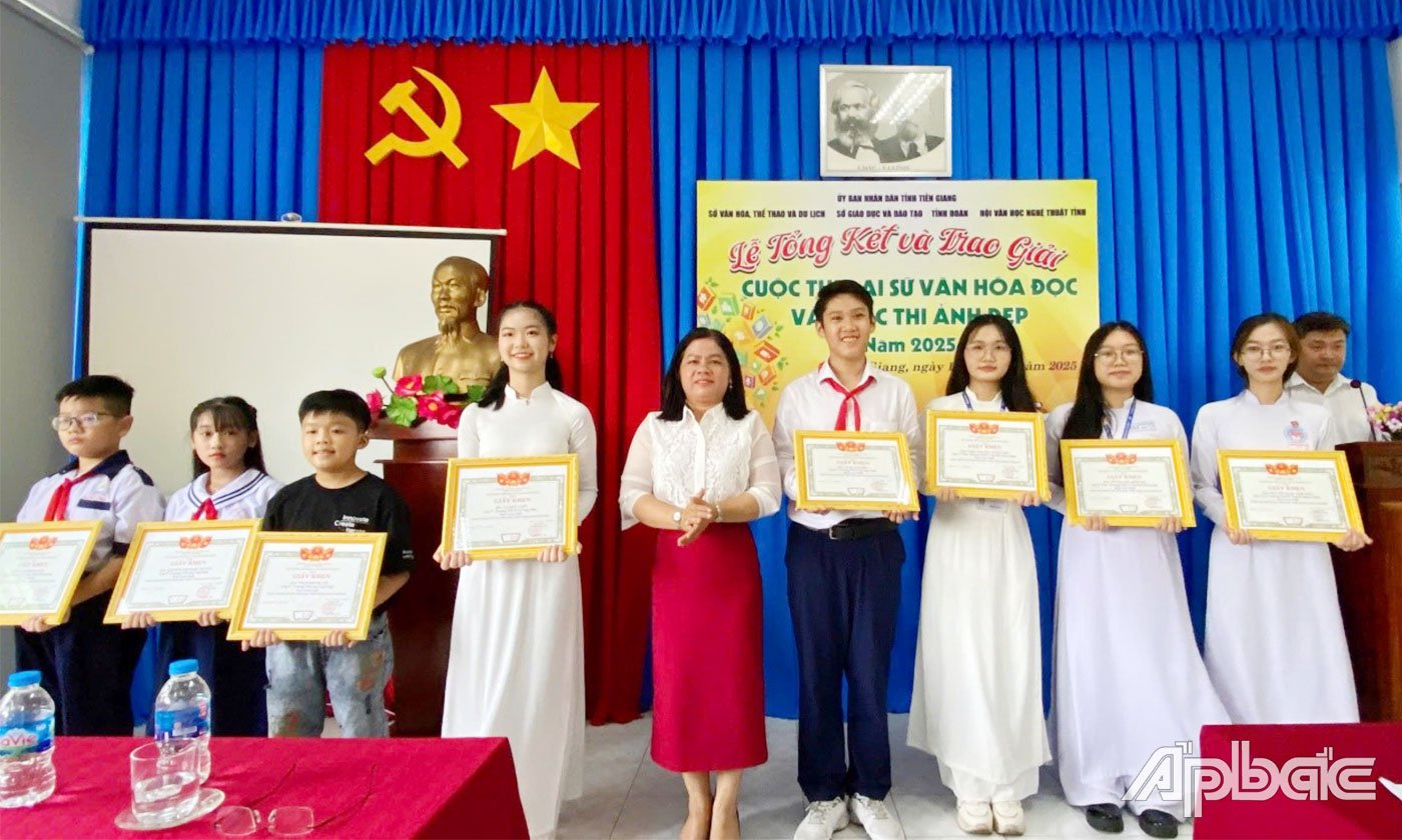 Huỳnh Thị Phượng, Phó Giám đốc Sở Giáo dục và Đào tạo trao giải cho các em đoạt giải.