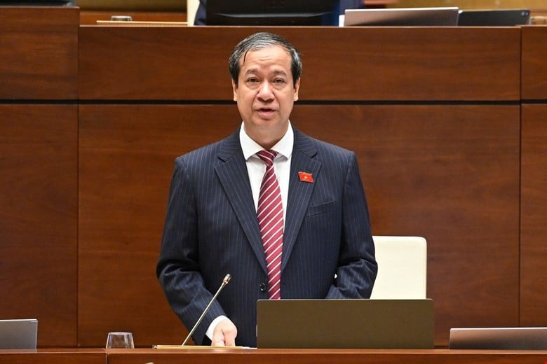 Minister Nguyen Kim Son beantwortet Fragen.