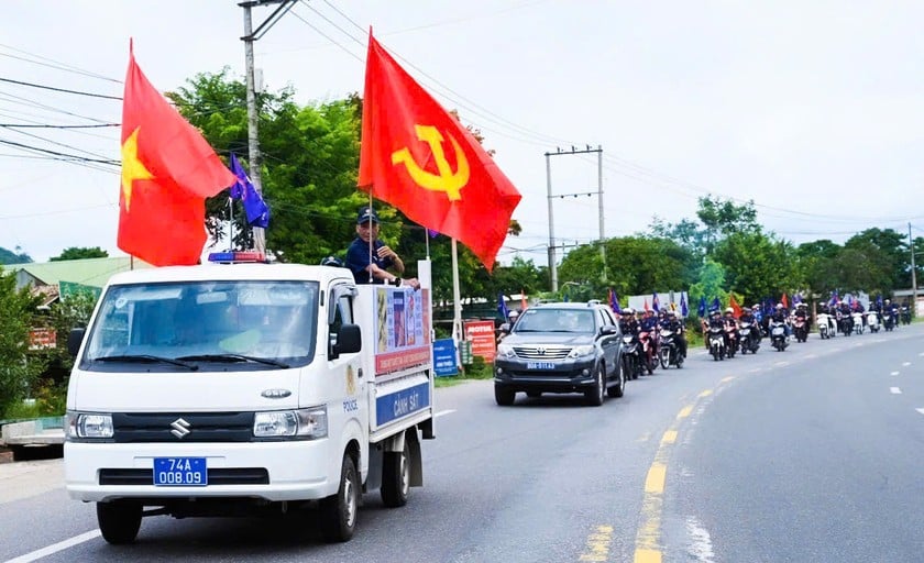 Các lực lượng cổ động diễu hành để tuyên truyền đến từng người dân về tác hại của ma túy. (Ảnh: Đ.P)