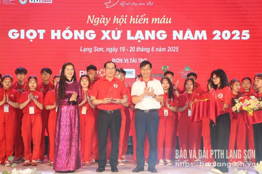 สหายดวงซวนฮุ่ยเอิน สมาชิกคณะกรรมการบริหารพรรคประจำจังหวัด รองประธานถาวรของคณะกรรมการประชาชนจังหวัด หัวหน้าคณะกรรมการอำนวยการบริจาคโลหิตโดยสมัครใจจังหวัด เป็นตัวแทนของคณะกรรมการอำนวยการบริจาคโลหิตโดยสมัครใจจังหวัด รับเหรียญที่ระลึกจากคณะกรรมการอำนวยการการเดินทางแดงกลาง