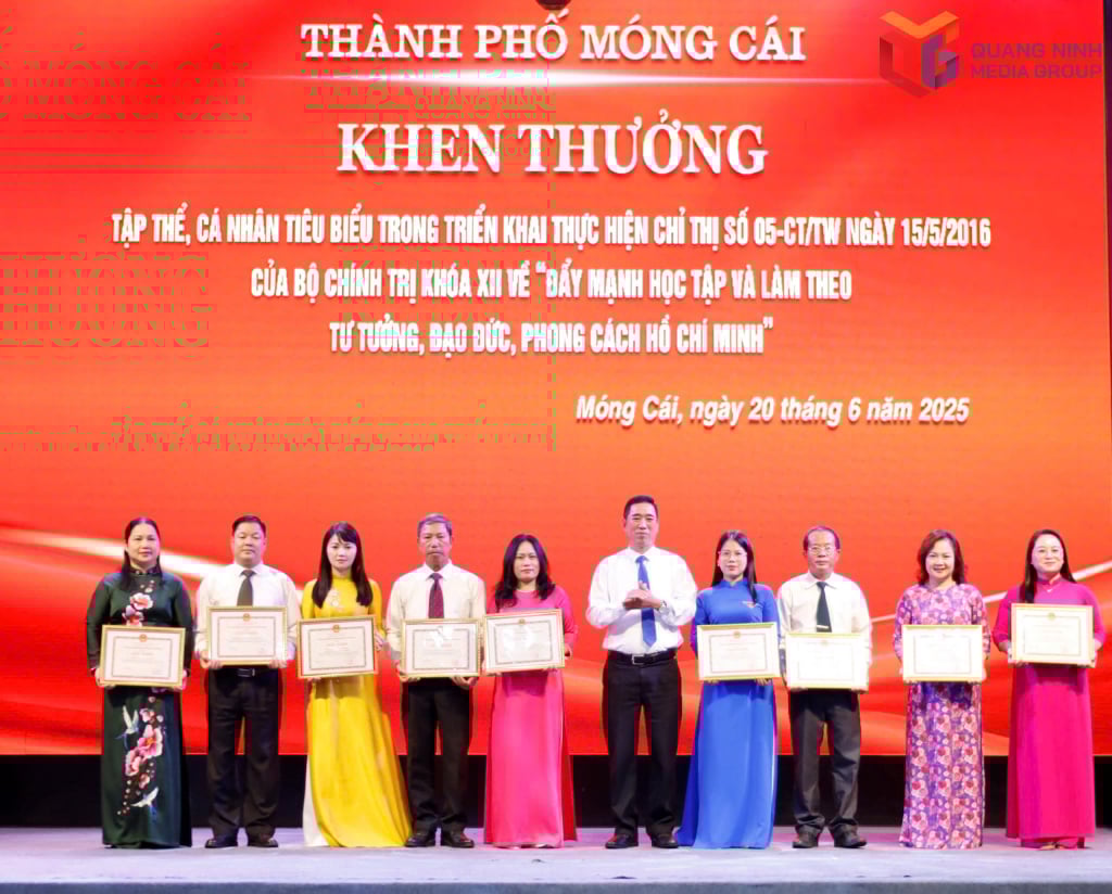Lãnh đạo TP Móng Cái khen thưởng cho các tập thể, cá nhân có thành tích xuất sắc trong học tập và làm theo tư tưởng, đạo đức, phong cách Hồ Chí Minh