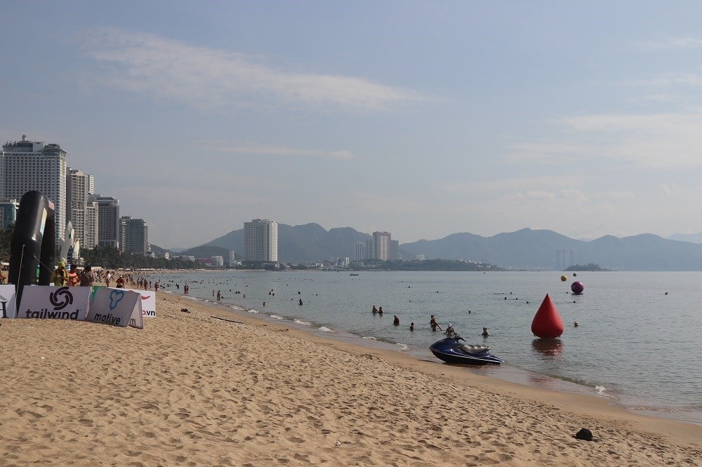 Fast 800 Athleten nehmen am Schwimmturnier SeaStar Nha Trang Bay 2025 teil – Foto 1
