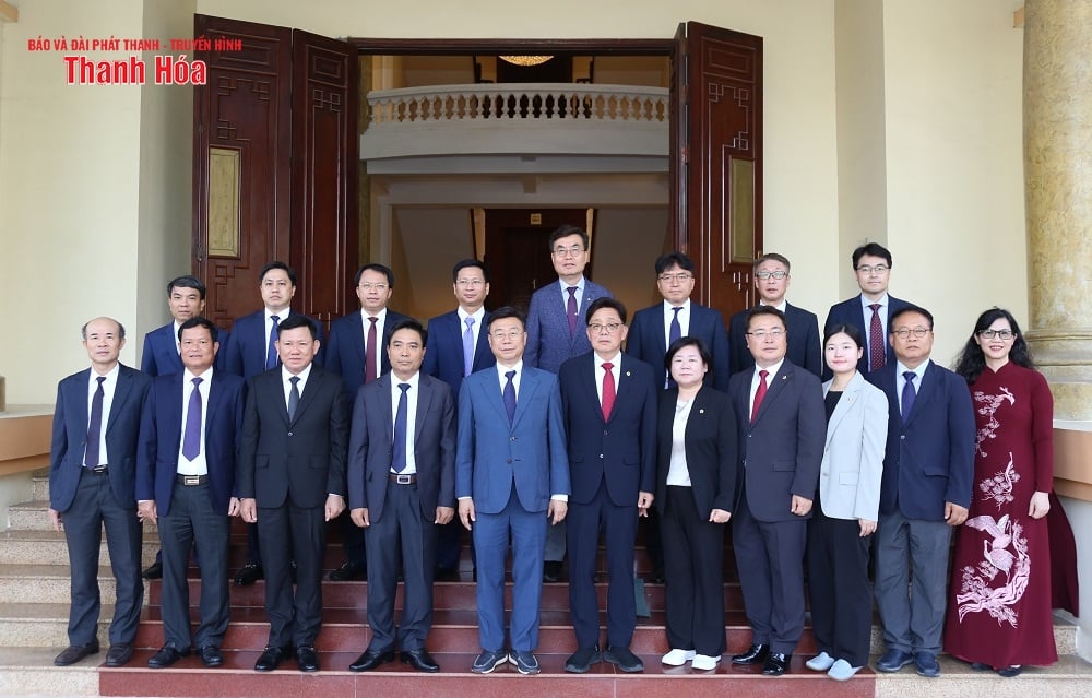 El secretario provincial del Partido, Nguyen Doan Anh, recibió al alcalde de la ciudad de Seongnam (Corea del Sur).