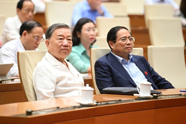 Generalsekretär To Lam, Premierminister Pham Minh Chinh mit Delegierten, die an der Frage- und Antwortrunde teilnehmen.