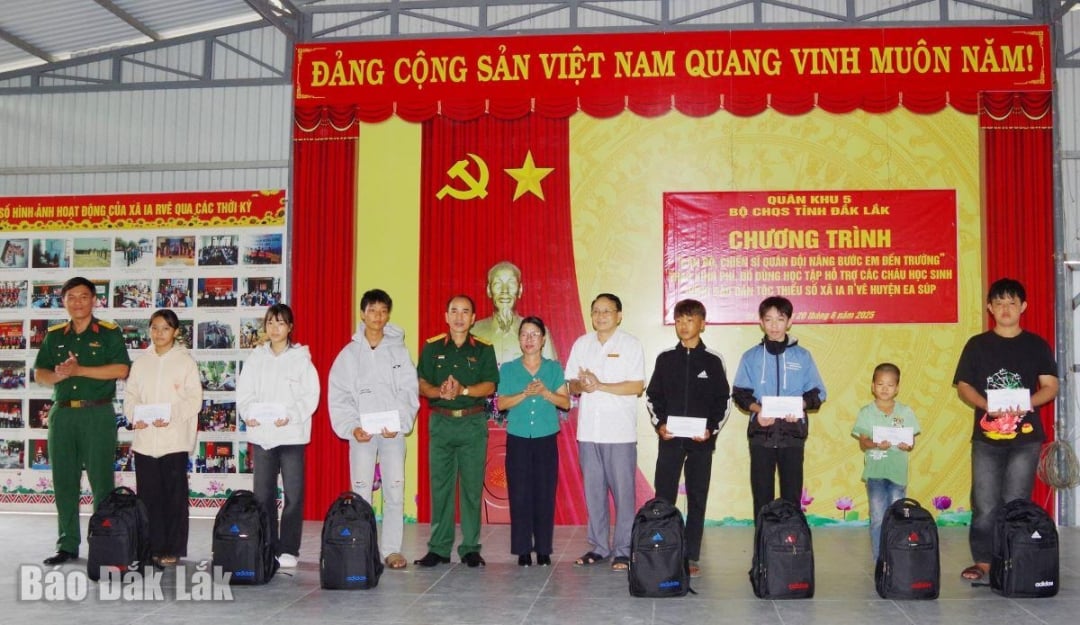 Trao kinh phí hỗ trợ học sinh có hoàn cảnh khó khăn ở 
