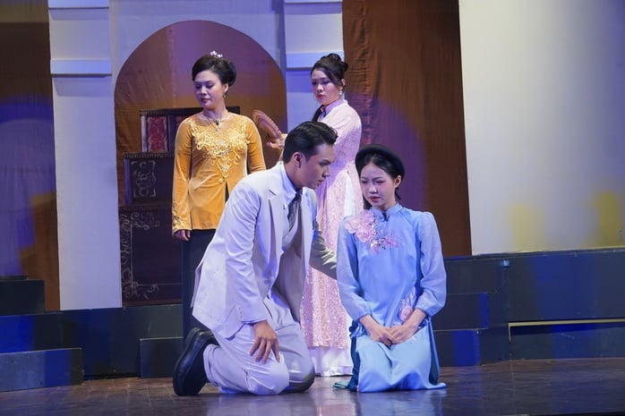 Đạo diễn Hồng Ngọc dồn sức cho 