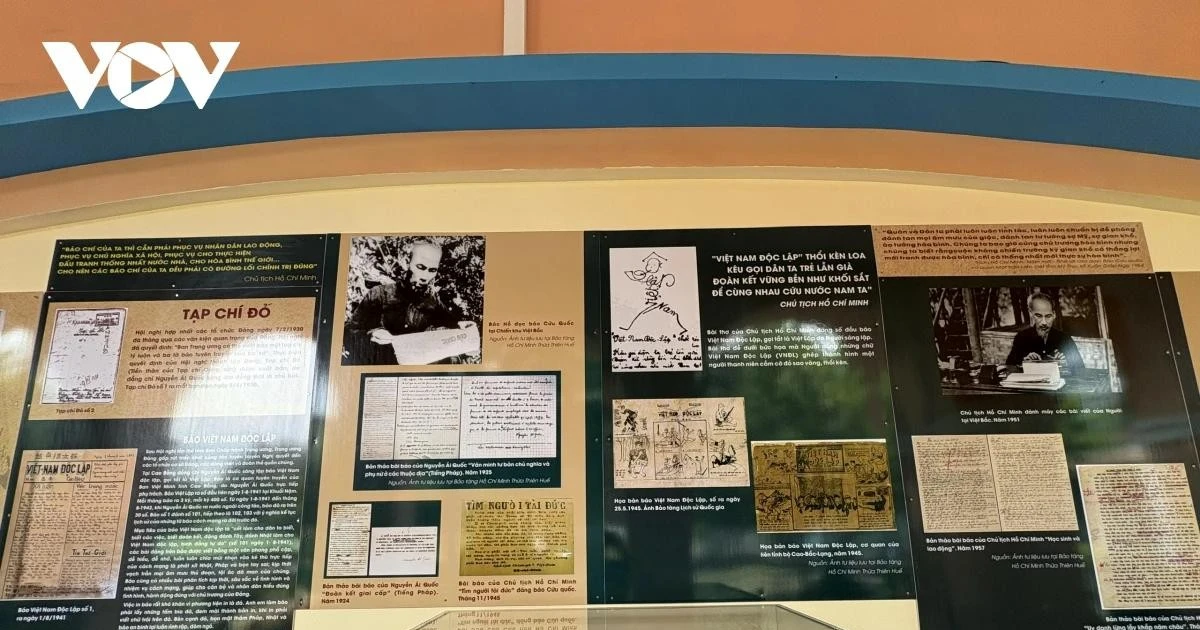 報道関係者向けにホーおじさんに関する文書や遺品100点を展示
