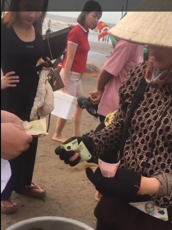 Làm rõ thông tin về cân thiếu hải sản Sầm Sơn khiến du khách bức xúc - Ảnh 1.