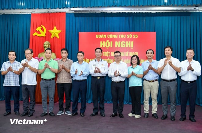 vnp-doan-cong-tac-25-truong-sa-2205-1.jpg
