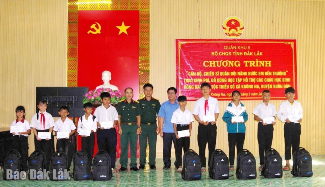 Trao kinh phí hỗ trợ học sinh khó khăn ở huyện biên giới Buôn Đôn.