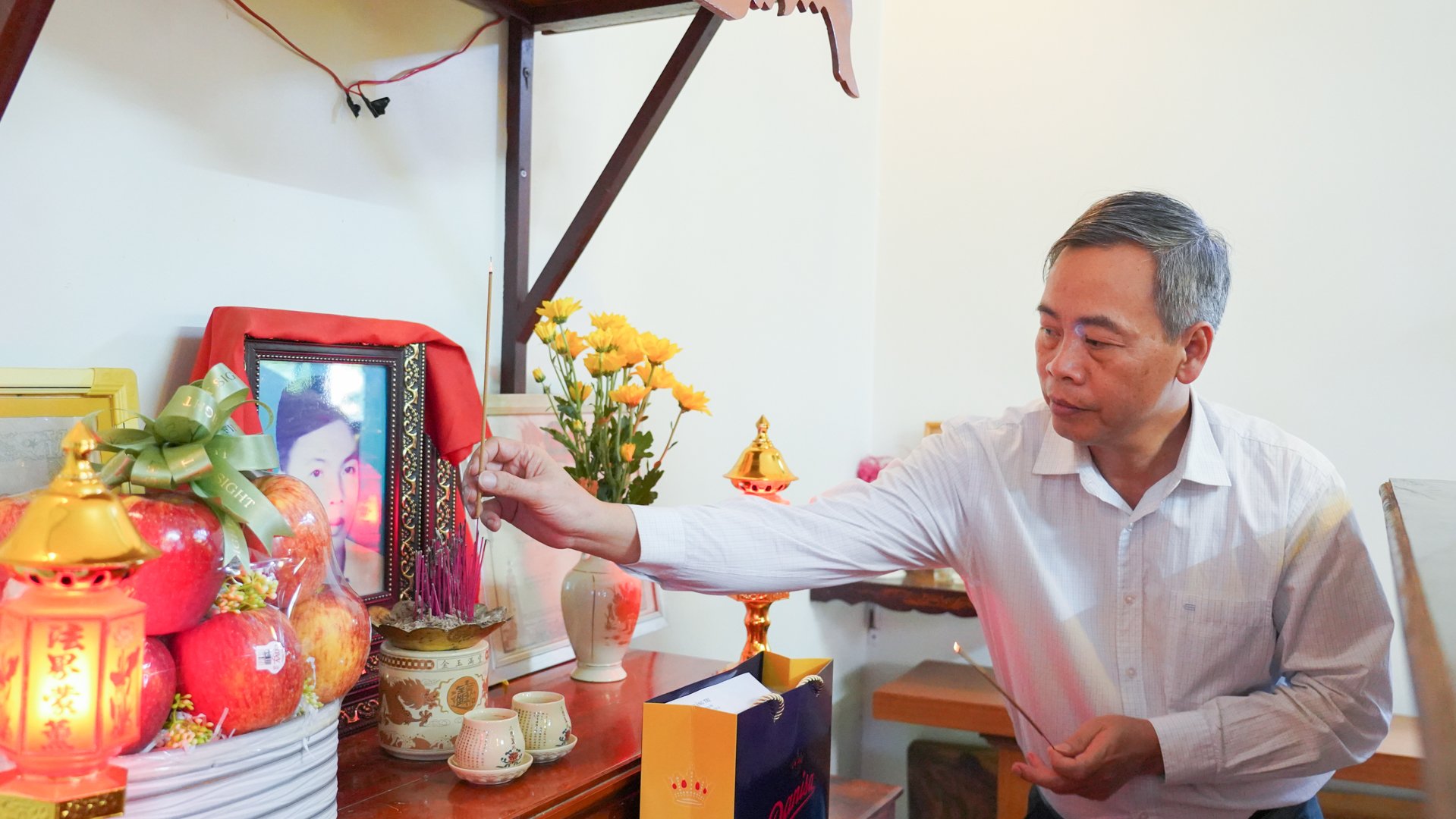Le secrétaire adjoint permanent du Comité provincial du Parti et président du Conseil populaire provincial, Nguyen Dang Quang, a visité et félicité le journal et la station de radio et de télévision de la province de Quang Tri.