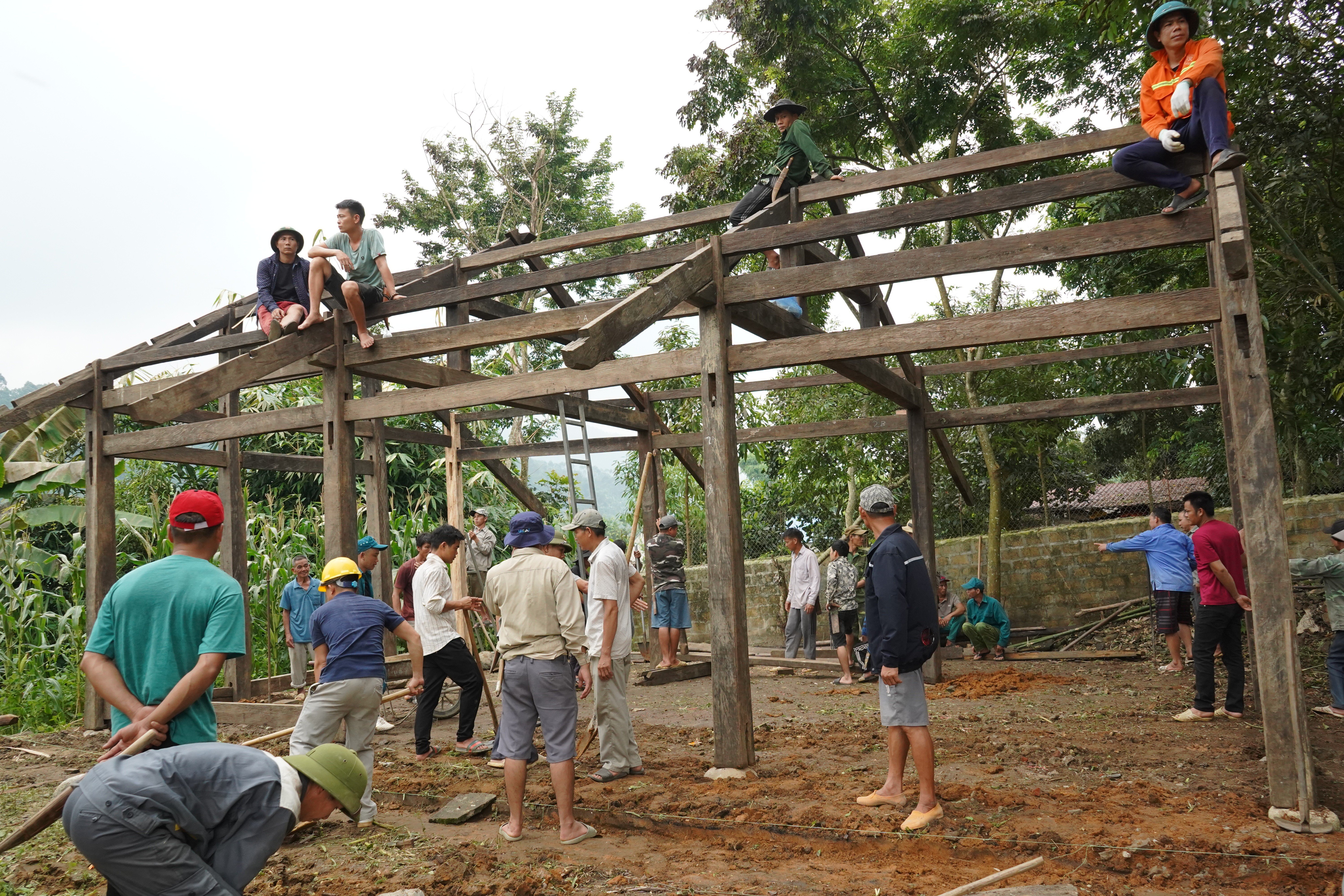 nhan-dan-trong-thon-ho-tro-ong-tuong-lam-nha-tam.jpg