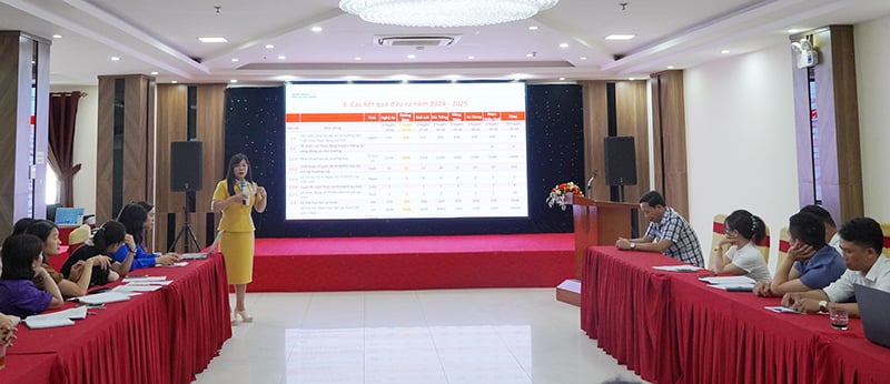 Các đại biểu nghe báo cáo tổng quan về chương trình phòng, chống đuối nước cho trẻ em.