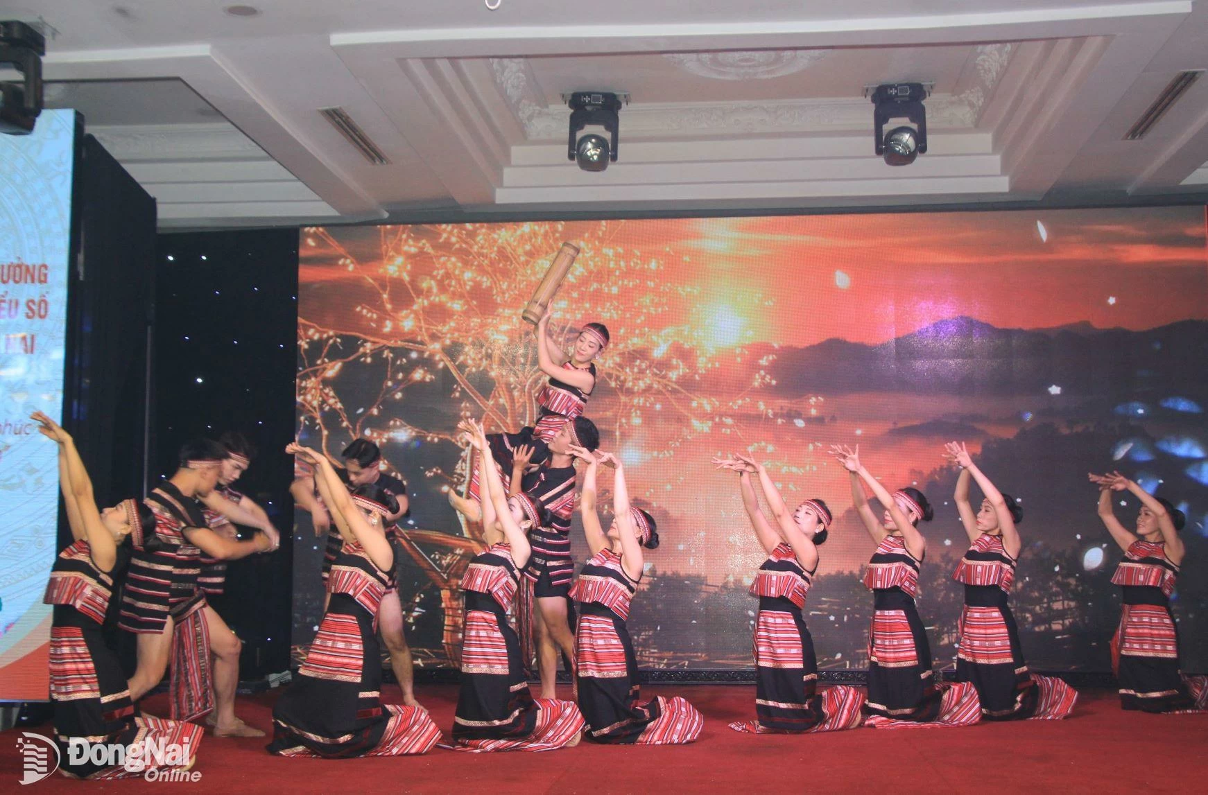 การแสดงของนักแสดงจากโรงละครศิลปะดงนายในงานประชุม ภาพโดย: Nga Son