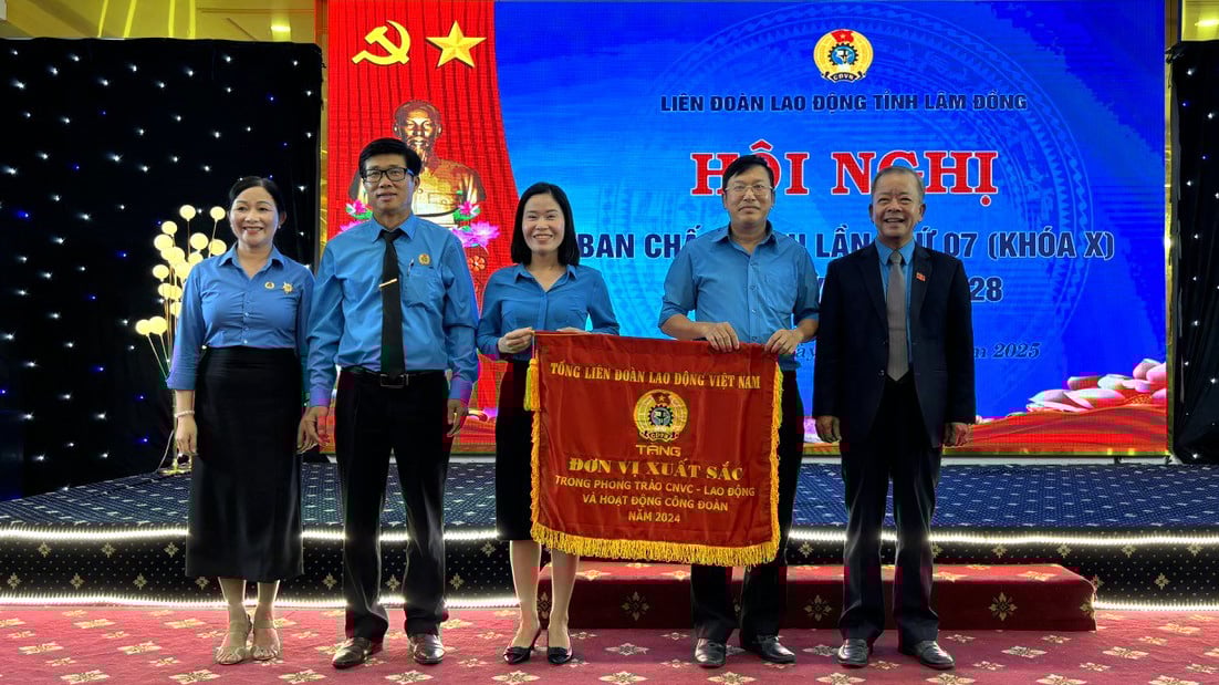Tổng LĐLĐ Việt Nam trao Cờ thi đua xuất sắc cho LĐLĐ huyện Đam Rông