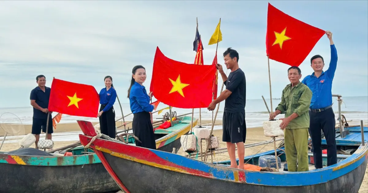 យុវជន Ha Tinh រួមកម្លាំងសម្អាតបរិស្ថានសមុទ្រ