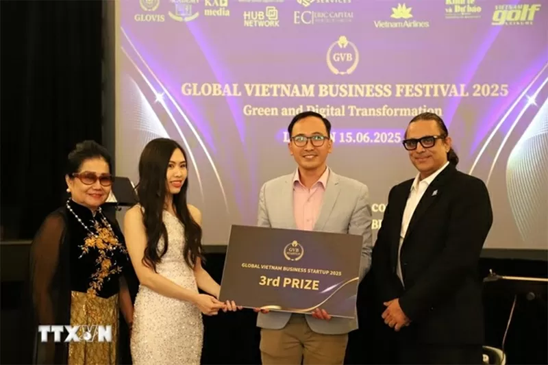 Giải ba thuộc về đội UC Talent. Ảnh TTXVN