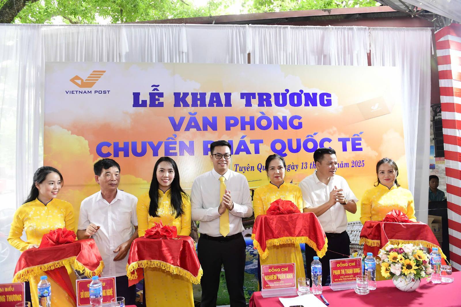 គណៈប្រតិភូចូលរួមពិធីបើកការិយាល័យដឹកជញ្ជូនរហ័សអន្តរជាតិនៅការិយាល័យប្រៃសណីយ៍ Tan Quang Ward ទីក្រុង Tuyen Quang.jpg