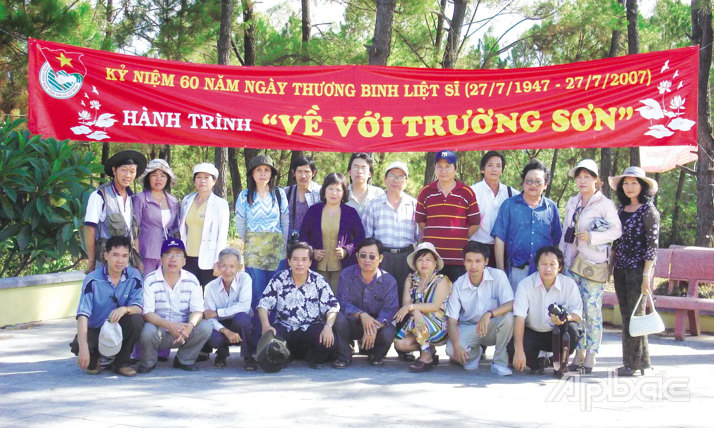 ศิลปินเตี๊ยนซางไปที่สุสาน Truong Son เพื่อแต่งเพลงเนื่องในโอกาสครบรอบ 60 ปีวันทหารผ่านศึกและวีรชน