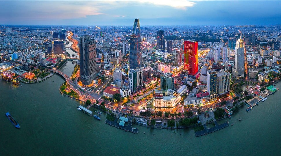 Đô thị Thành phố Hồ Chí Minh phát triển năng động, hiện đại bên dòng sông Sài Gòn. 