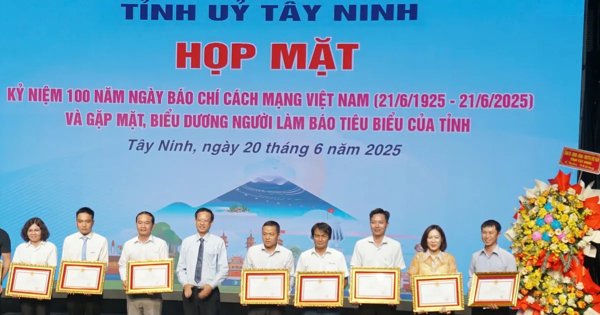 គណៈកម្មាធិការប្រជាជនខេត្ត Tay Ninh និងខេត្ត Dong Nai បានប្រគល់វិញ្ញាបនបត្រកុសលដល់សមូហភាព និងអ្នកយកព័ត៌មានរបស់កាសែត SGGP។